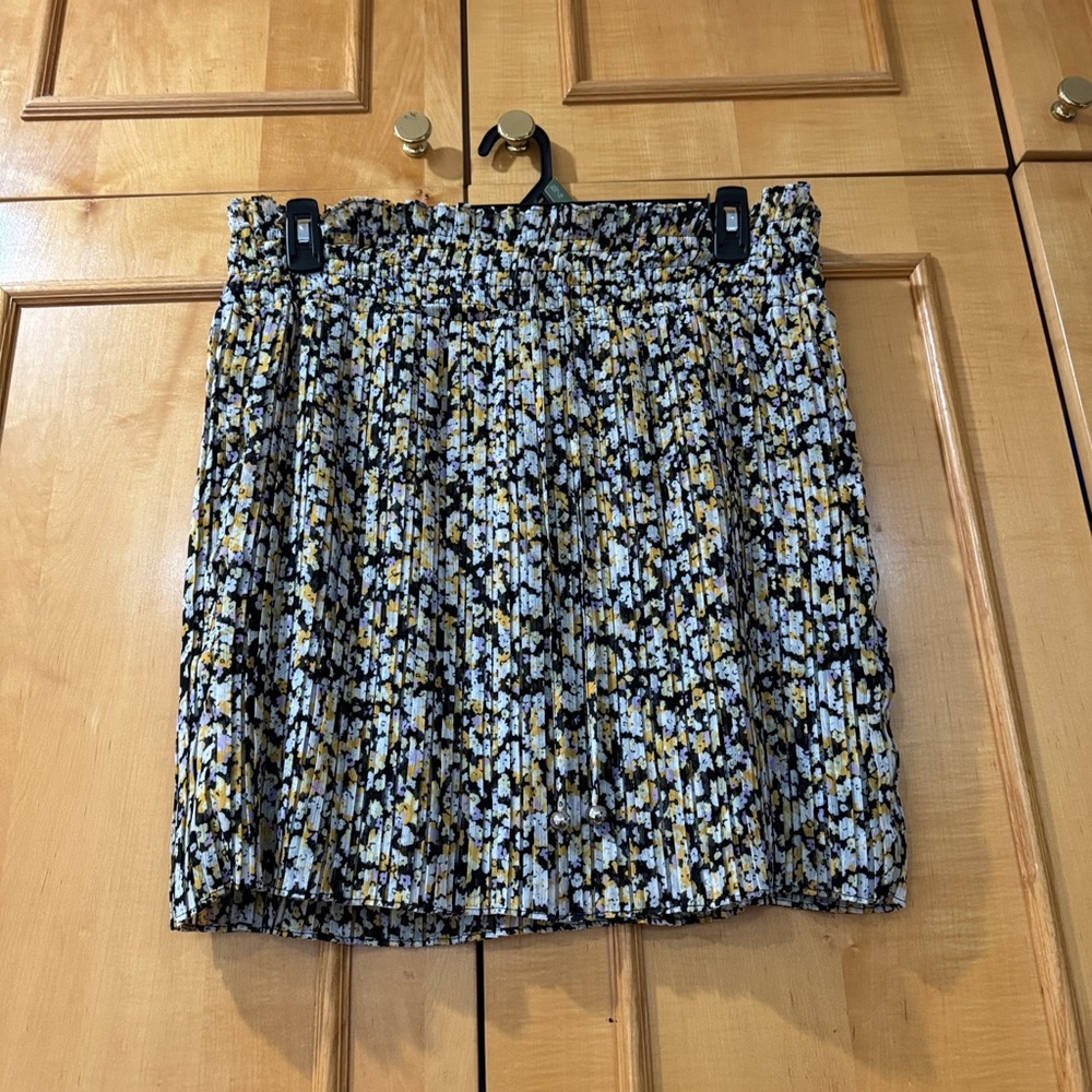 NWOt T large Karl Lagerfeld pleated floral skirt🍀🍀